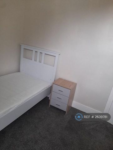 1 bedroom in a house share to rent - Photo 5