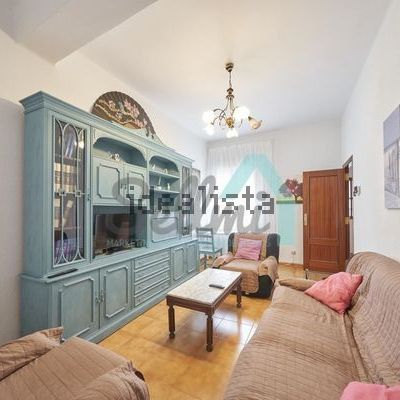 Alquiler de piso en Calle Arzobispo Guisasola - Photo 1