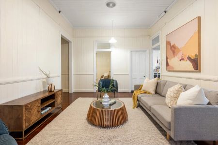 Sky-high position with lifelong, grandstand city views – 3.3km to CBD - Photo 2