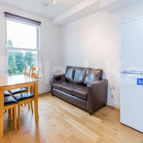 Newly decorated top floor 2 bedroom in a large victorian Building - Photo 1