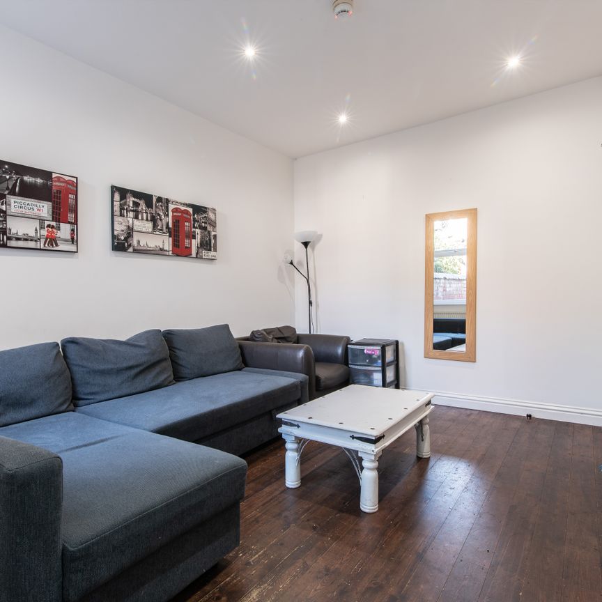 6 Bedroom Student Home! 162pppw 52 Weeks. All Bills included. No fees Room 2 - Photo 1