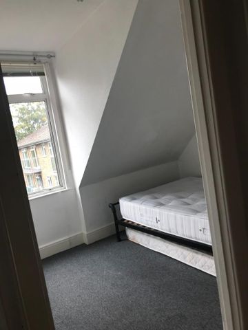 1 bedroom in a house share to rent - Photo 2