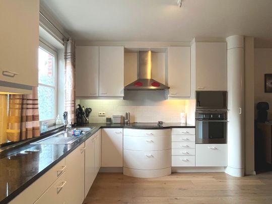 Charmante instapklare trapgevelwoning (HOB) met mooie tuin gelegen in een verkeersarme en residentiële omgeving op wandelafstand van het centrum en het station van De Pinte. - Photo 1