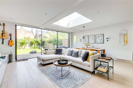 An immaculately presented three bedroom flat located on the Alphabet Streets. - Photo 2