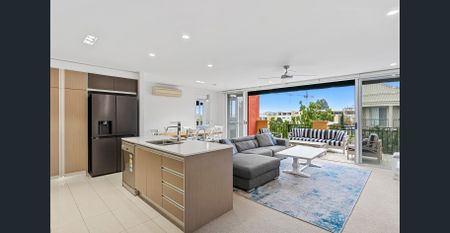 Fully furnished Stunning 3 bedroom unit in Emerald Lakes - Photo 2