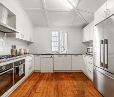 Charming home in perfect location. - Photo 1