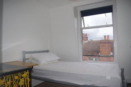 FOUR BEDROOM FLAT TO LET WEST HENDON BROADWAY NW9 - Photo 2
