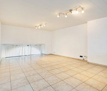 Ruim en zonnig appartement met terras + privé staanplaats - Photo 3