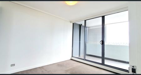 STUNNING 2 BEDROOM APARTMENT IN EXCELLENT LOCATION! - Photo 2