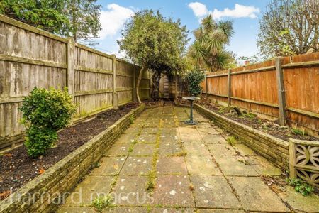 St Benets Grove - Photo 5