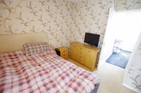 3 bedroom semi-detached house to rent - Photo 5