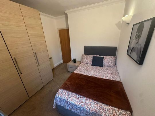 4 bedroom flat share to rent - Photo 1