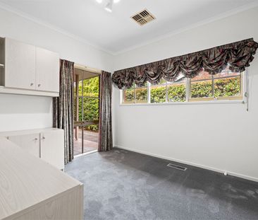 Spacious 3 Bedroom Home in Leafy Carnegie! - Photo 2