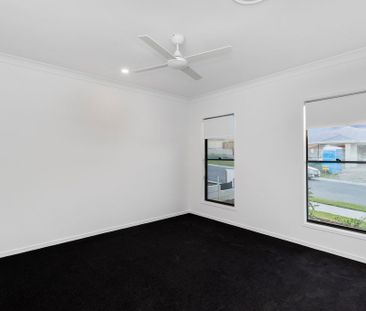 NEAR NEW EXECUTIVE HOME WITH DUCTED AIR CONDITIONING - Photo 2