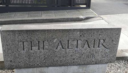 Stylish 3BR Townhouse in Newtown - Photo 2