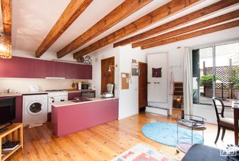 Lovely studio apartment with a terrace close to Las Ramblas