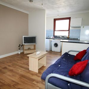 Flat 1, 329 KIRKSTALL ROAD Leeds - LS4 2HD - Photo 2