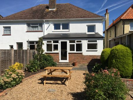 STUDENT HOME Kingsham Avenue, Chichester PO19 - Photo 2