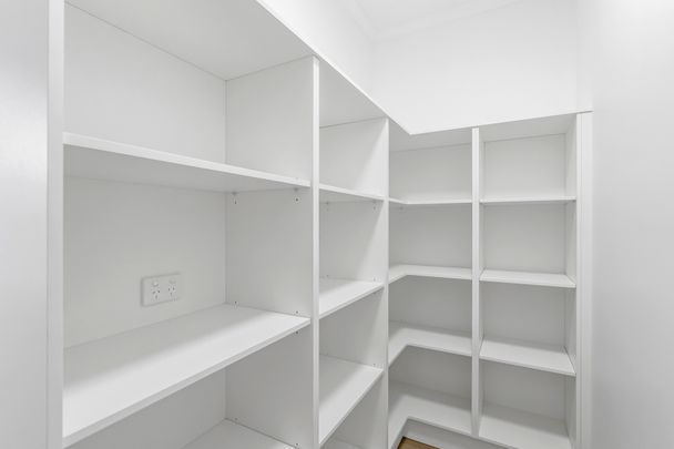 HIGH SPEC, EXECUTIVE ENTERTAINER IN SOUGHT AFTER SMITHFIELD POCKET! - Photo 1