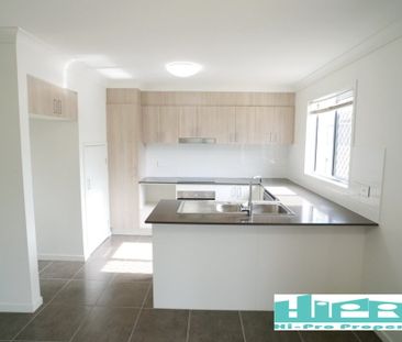 Double Gargae Convenient location close to school and transport. - Photo 1