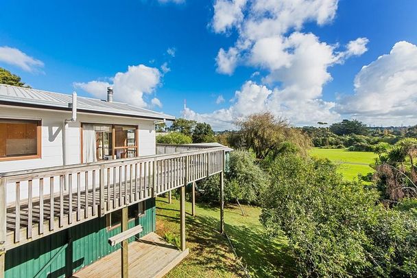 Sunny spacious house with large surround deck - Photo 1