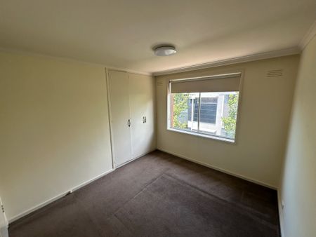 Spacious Two Bedroom Apartment in the heart of Kew - Photo 3