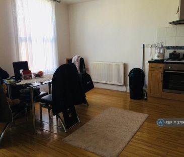 3 bedroom flat to rent - Photo 2