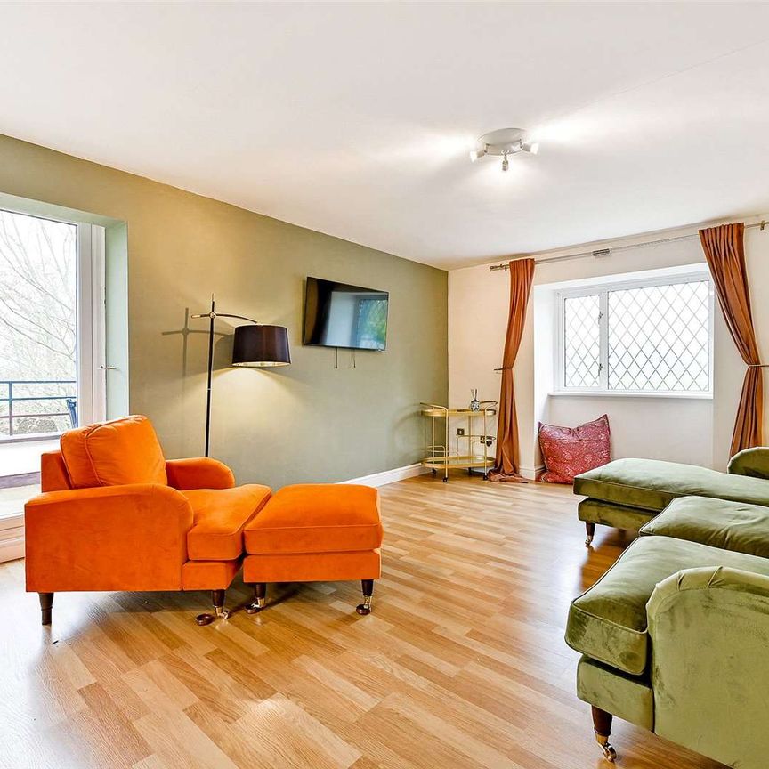 SHORT LET: A beautifully presented two bedroom apartment in a gated and private with views over fields an off-street parking. - Photo 1