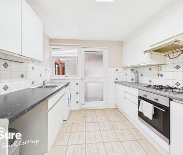 3 bedroom end of terrace house to rent - Photo 2