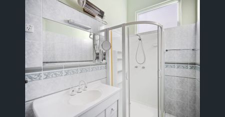 Perfectly positioned Spacious Home - 6 month lease offered - Photo 4