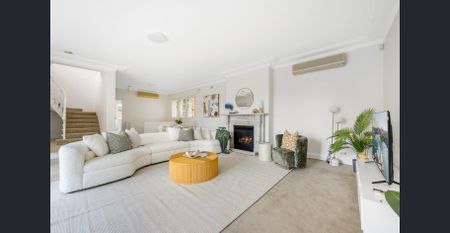 Luxury Harbourfront Residence – Elegant French Design, Fully Furnished - Photo 2