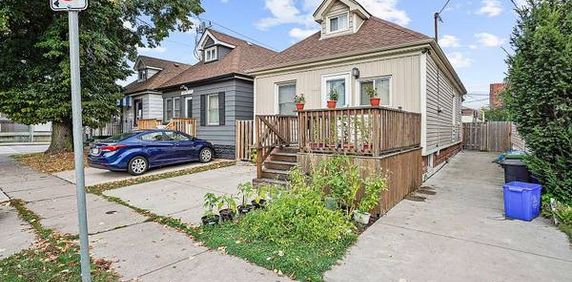 2BR detached home Basement Apartment - Photo 2