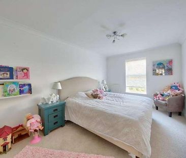 Langley Place, Guildford, Surrey, GU2 - Photo 2