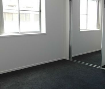 Modern 2 Bedroom Ensuite Apartment - Photo 2