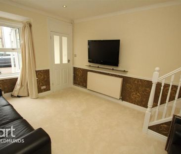 2 bedroom end of terrace house to rent - Photo 2