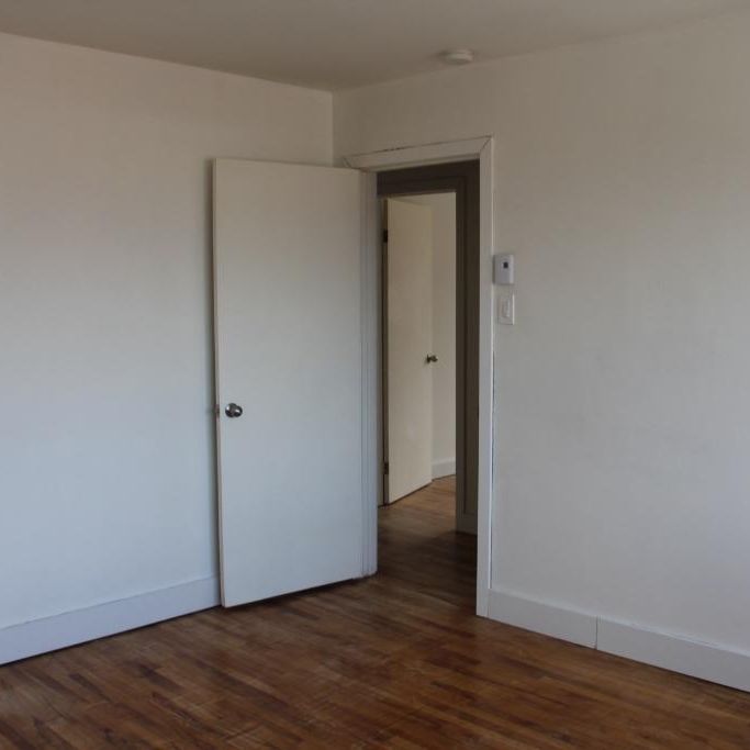 4 ½ à louer – Sainte-Marie (Centre-Sud) – Lumineux, 2 balcons - Photo 1