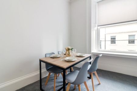 3 bedroom flat to rent - Photo 3