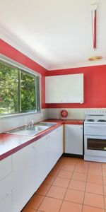 This upstairs three bedroom flat is situated in the beautiful Copacabana, will be sure to appeal to many wanting to join the quiet and peaceful commun - Photo 3