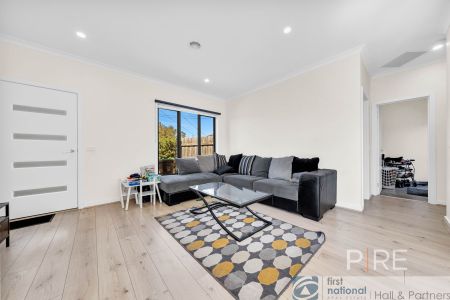 Modern, Light-Filled Unit in Convenient Doveton Location - Photo 4