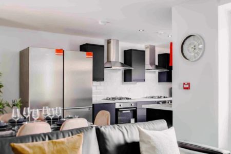 6 Beds 4 Baths - Photo 5