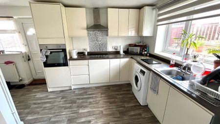 Springfield Crescent, Chesterfield, Bolsover - Photo 4