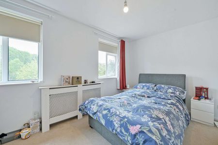 A lovely two bedroom apartment in an attractive setting just outside Hurley, surrounded by countryside. - Photo 3