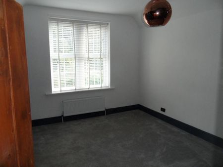 4 bedroom end of terrace house to rent - Photo 5