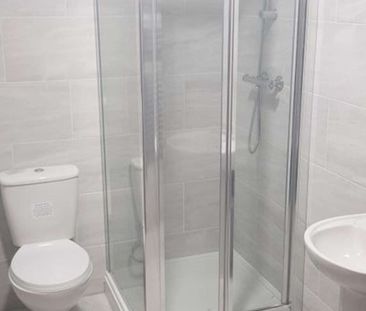 SPACIOUS EN-SUITE HOUSESHARE NEAR NEW CROSS HOSPITAL Room 1 - Photo 5