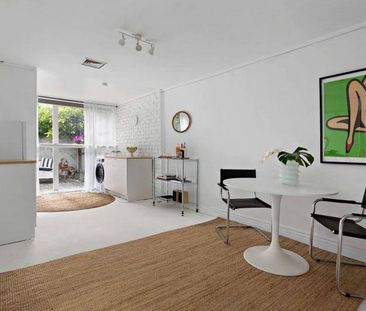 Charming Victorian Residence in Prime Albert Park Location - Photo 3