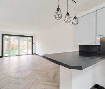 2 bedroom end of terrace house to rent - Photo 2