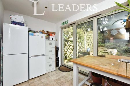 1 bedroom in a house share to rent - Photo 3