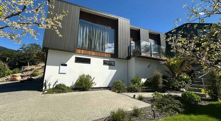 Sunny Modern 3-Bed, 2-Bath Home in Stoke - Photo 2