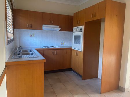 Top-Floor Spacious 2-Bedroom Unit in Prime East Corrimal Location! - Photo 5