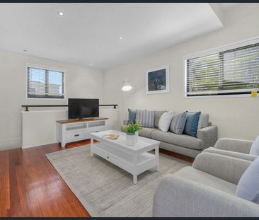 Sprawling 2 level townhouse as big as a house! - Photo 1